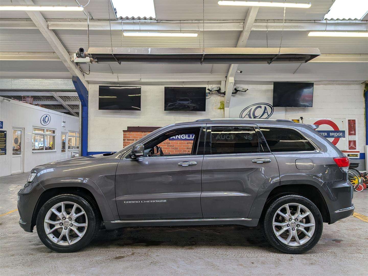 <p>2014 JEEP GRAND CHEROKEE SUMMIT CRD</p>