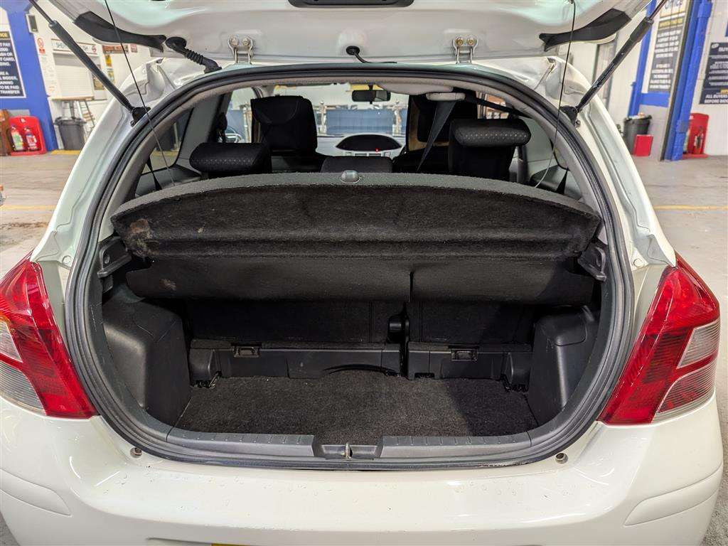 <p>2011 TOYOTA YARIS SR VVT-I</p>