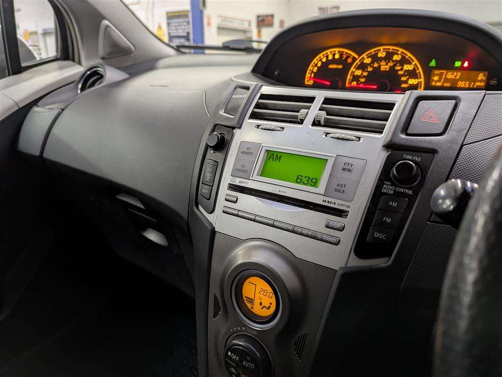 <p>2011 TOYOTA YARIS SR VVT-I</p>