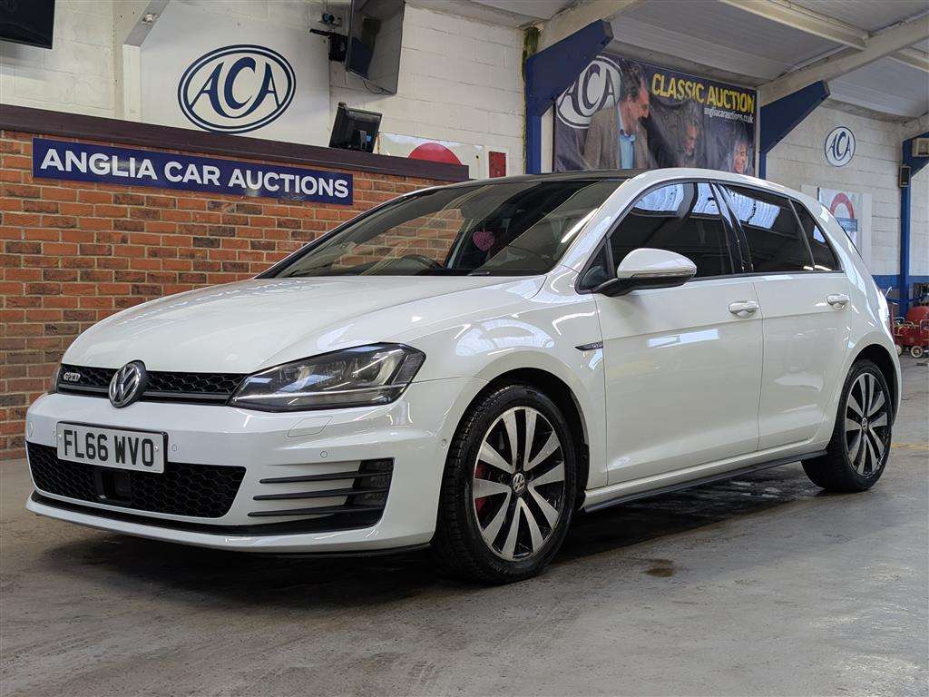 <p>2016 VOLKSWAGEN GOLF GTD S-A</p>