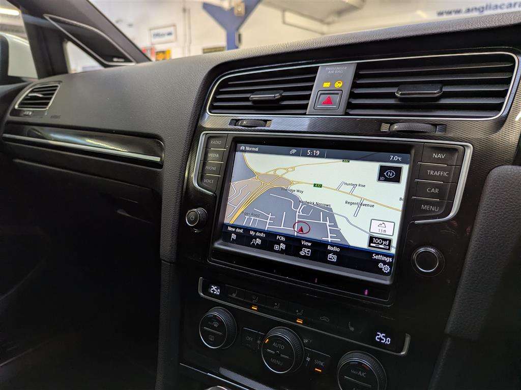 <p>2016 VOLKSWAGEN GOLF GTD S-A</p>