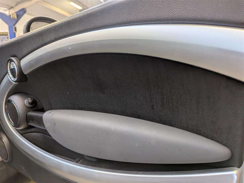 <p>2009 MINI COOPER</p>