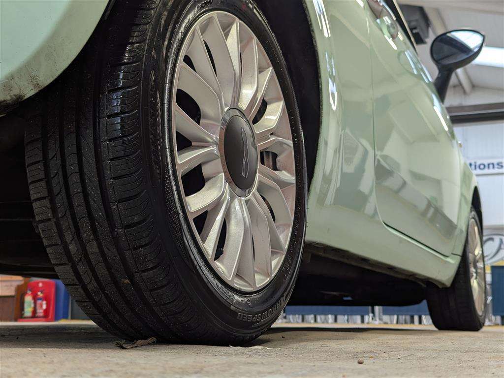 <p>2014 FIAT 500 LOUNGE</p>