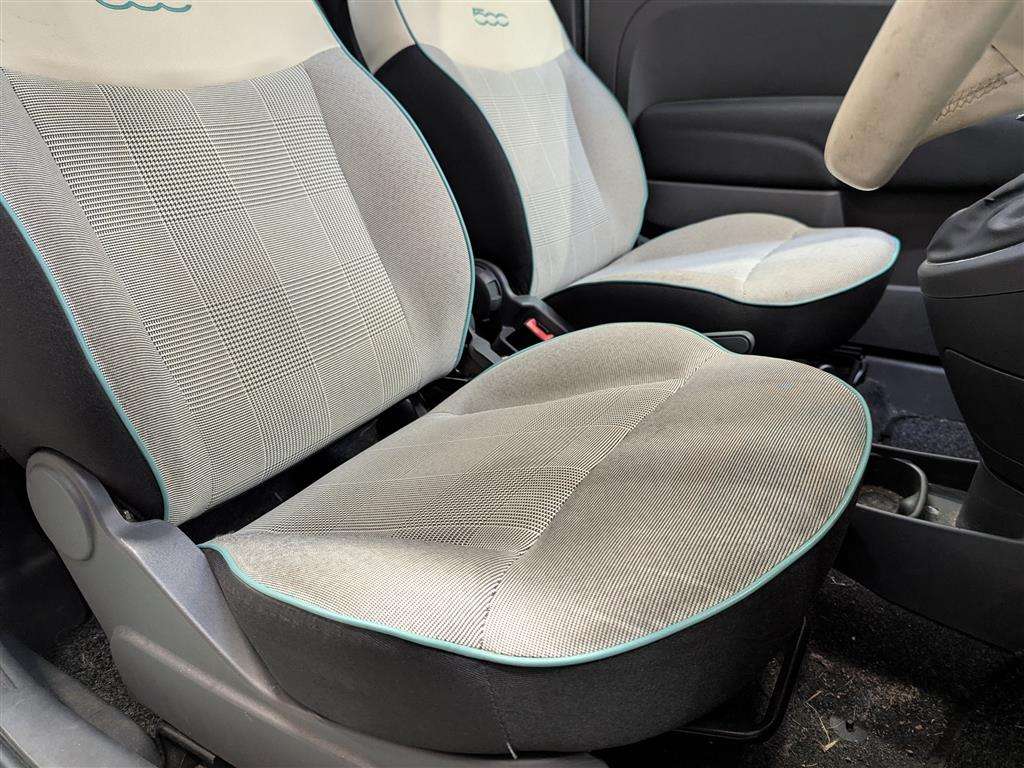 <p>2014 FIAT 500 LOUNGE</p>