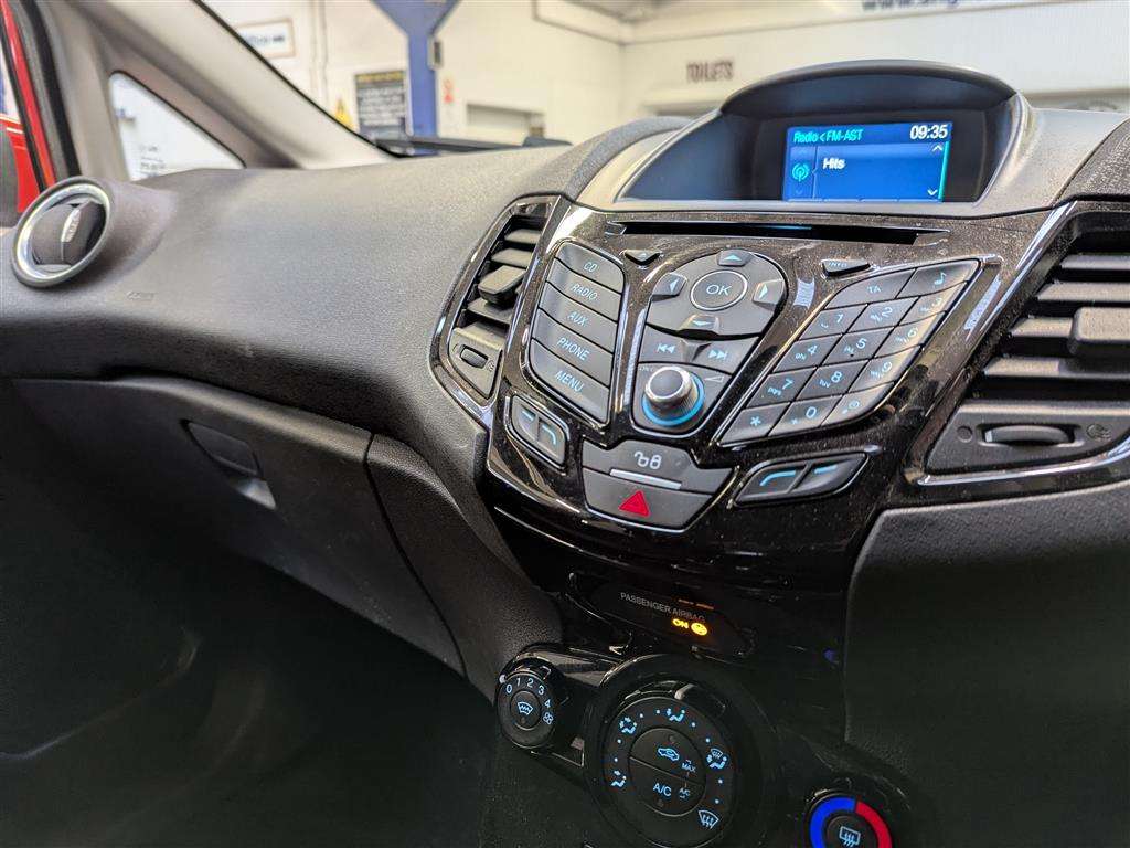 <p>2016 FORD FIESTA ZETEC</p>