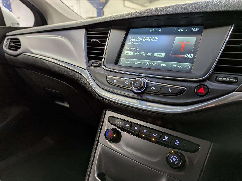 <p>2016 VAUXHALL ASTRA DESIGN</p>