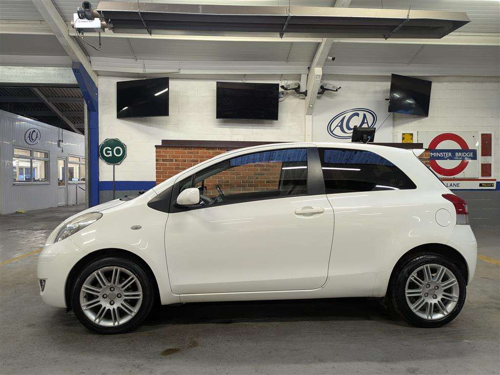 <p>2011 TOYOTA YARIS SR VVT-I</p>