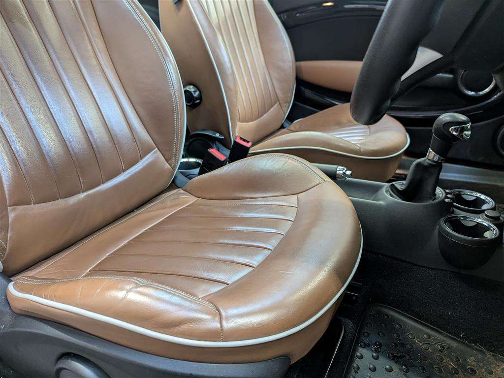 <p>2010 MINI COOPER MAYFAIR D AUTO</p>