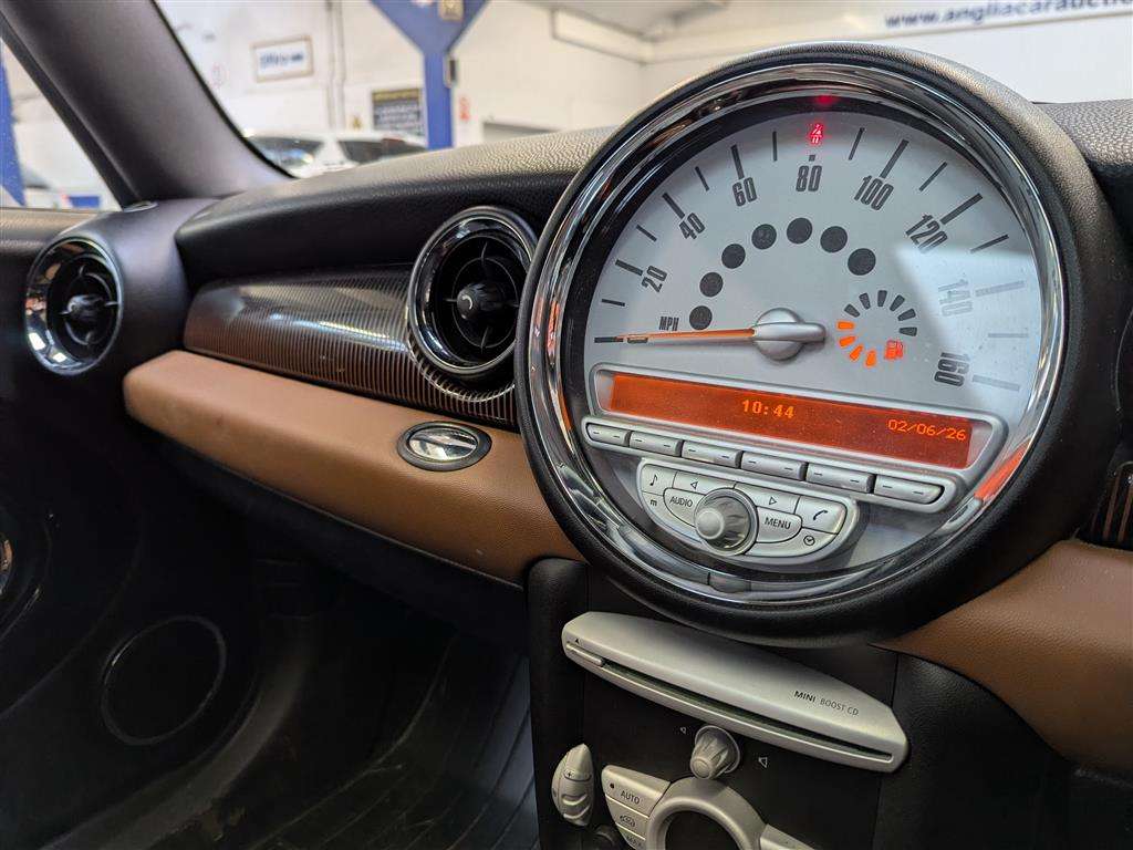 <p>2010 MINI COOPER MAYFAIR D AUTO</p>