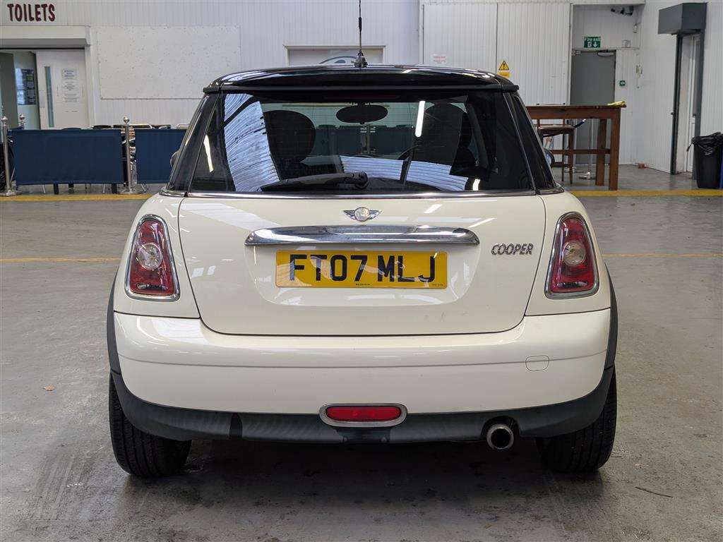 <p>2007 MINI COOPER AUTO</p>