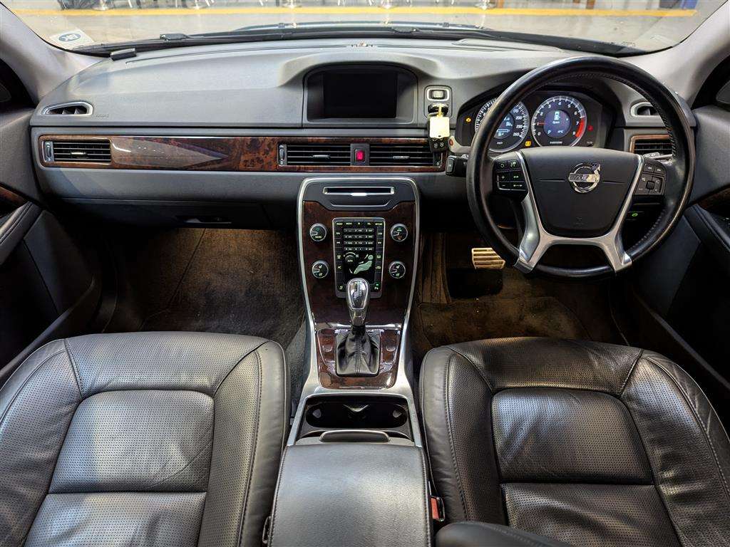 <p>2013 VOLVO V70 SE LUX T5 AUTO</p>