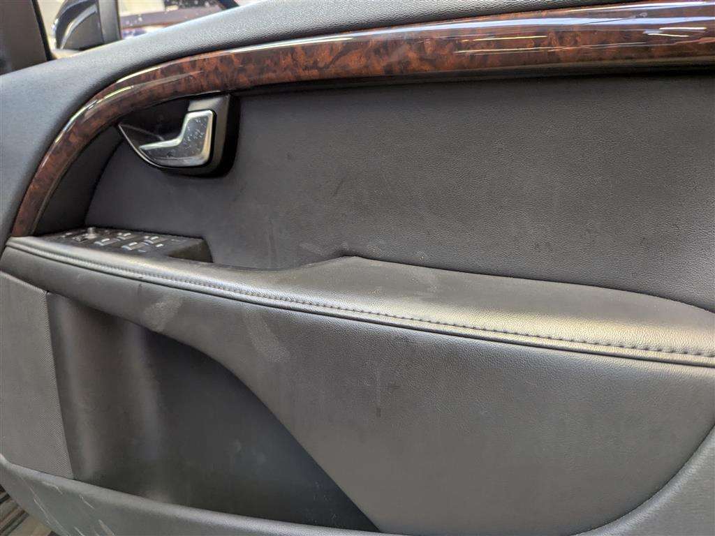 <p>2013 VOLVO V70 SE LUX T5 AUTO</p>