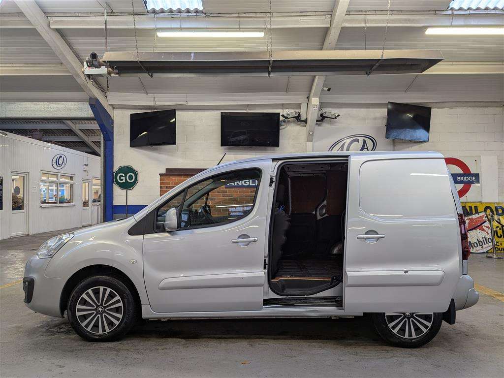 <p>2018 PEUGEOT PARTNER PROFESSION L1 BLU</p>