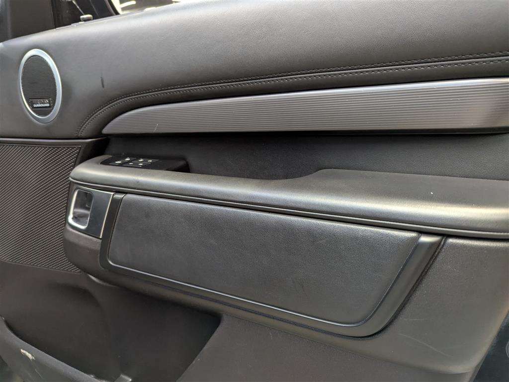 <p>2019 LAND ROVER DISCOVERY LUXURY HSE SD4</p>