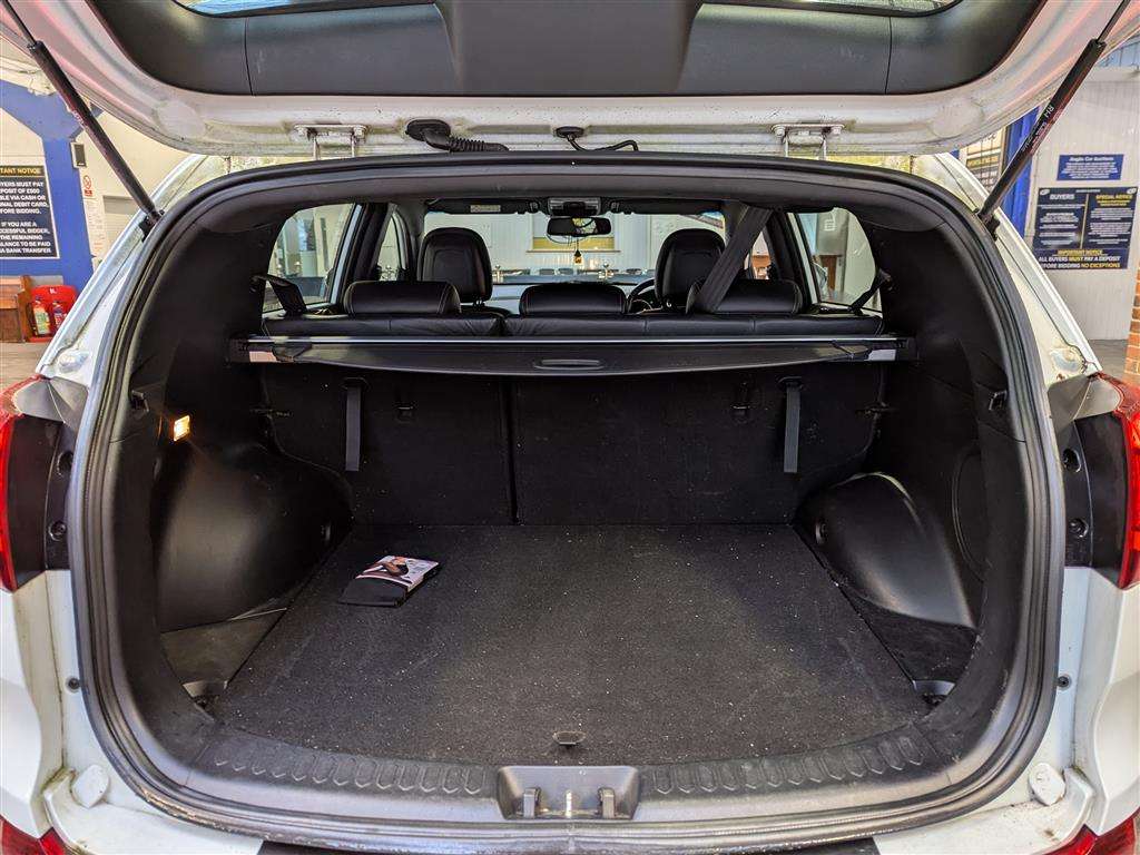 <p>2014 KIA SPORTAGE WHITE EDITION IS</p>