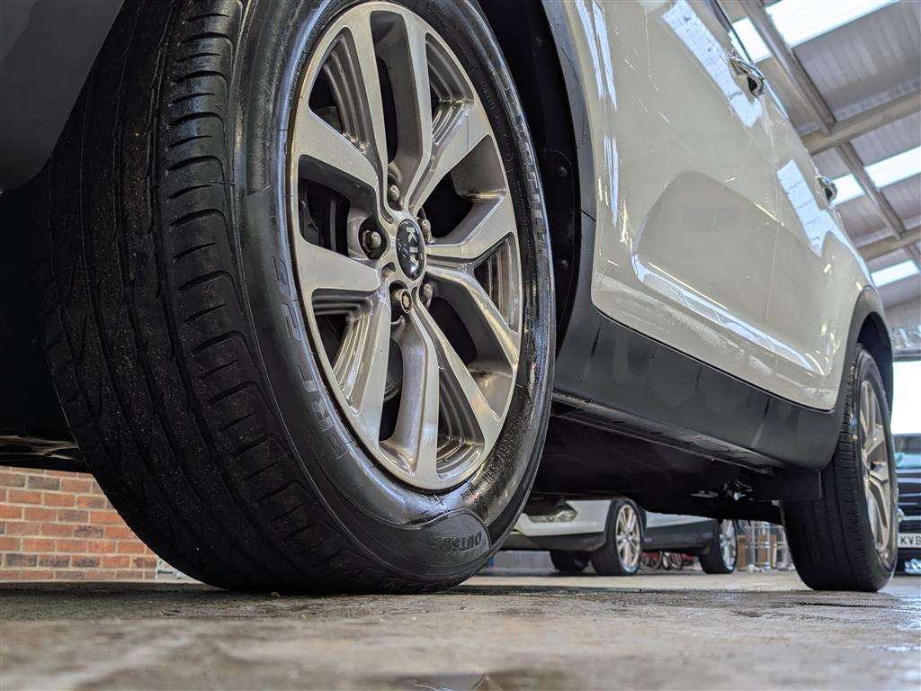 <p>2014 KIA SPORTAGE WHITE EDITION IS</p>