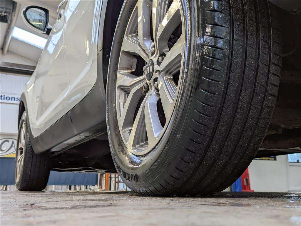 <p>2014 KIA SPORTAGE WHITE EDITION IS</p>