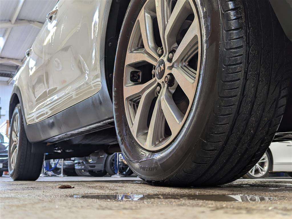 <p>2014 KIA SPORTAGE WHITE EDITION IS</p>