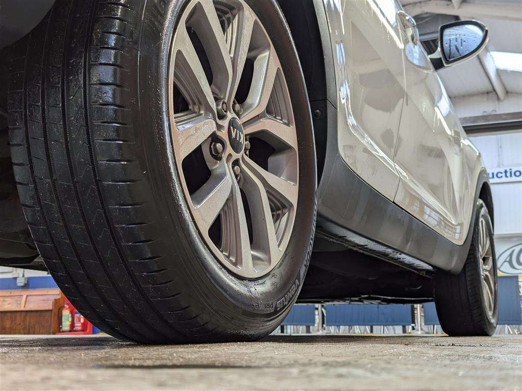 <p>2014 KIA SPORTAGE WHITE EDITION IS</p>