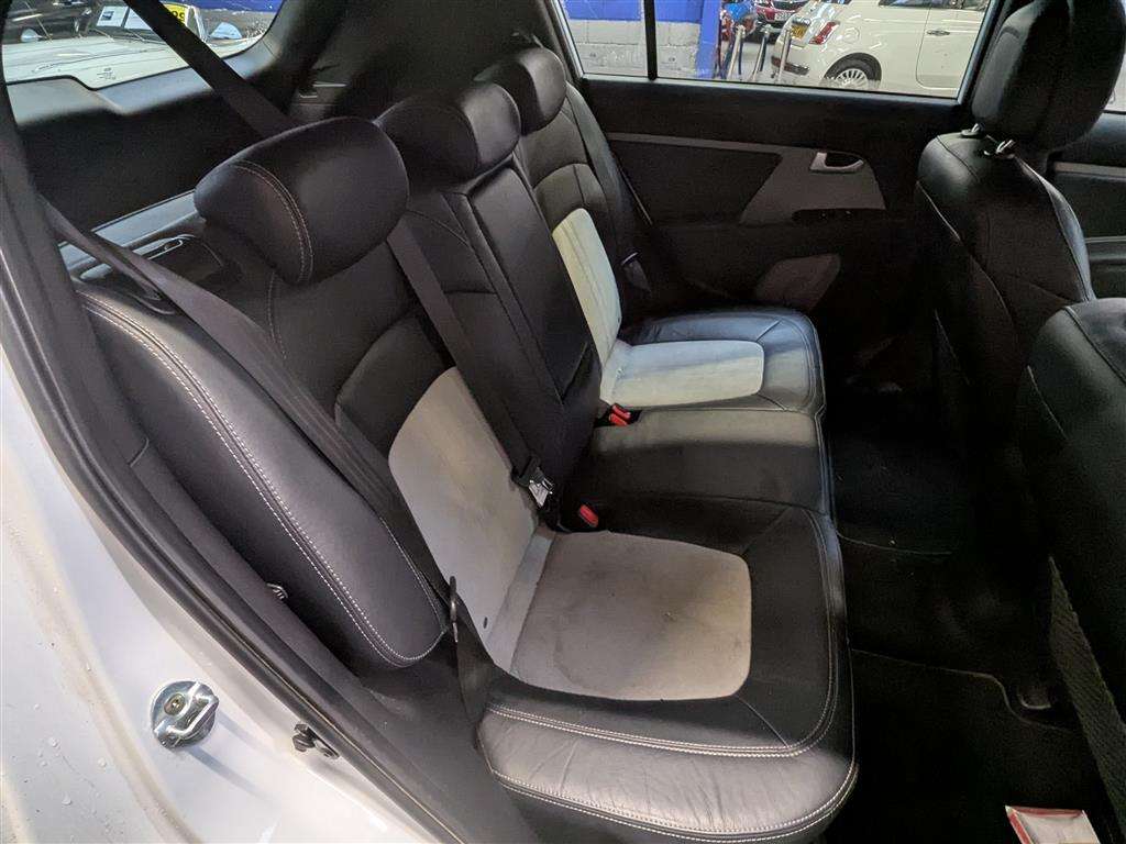 <p>2014 KIA SPORTAGE WHITE EDITION IS</p>