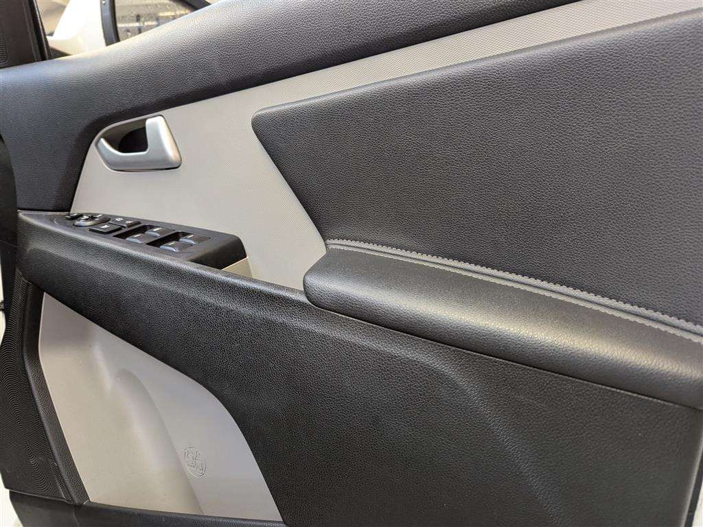 <p>2014 KIA SPORTAGE WHITE EDITION IS</p>