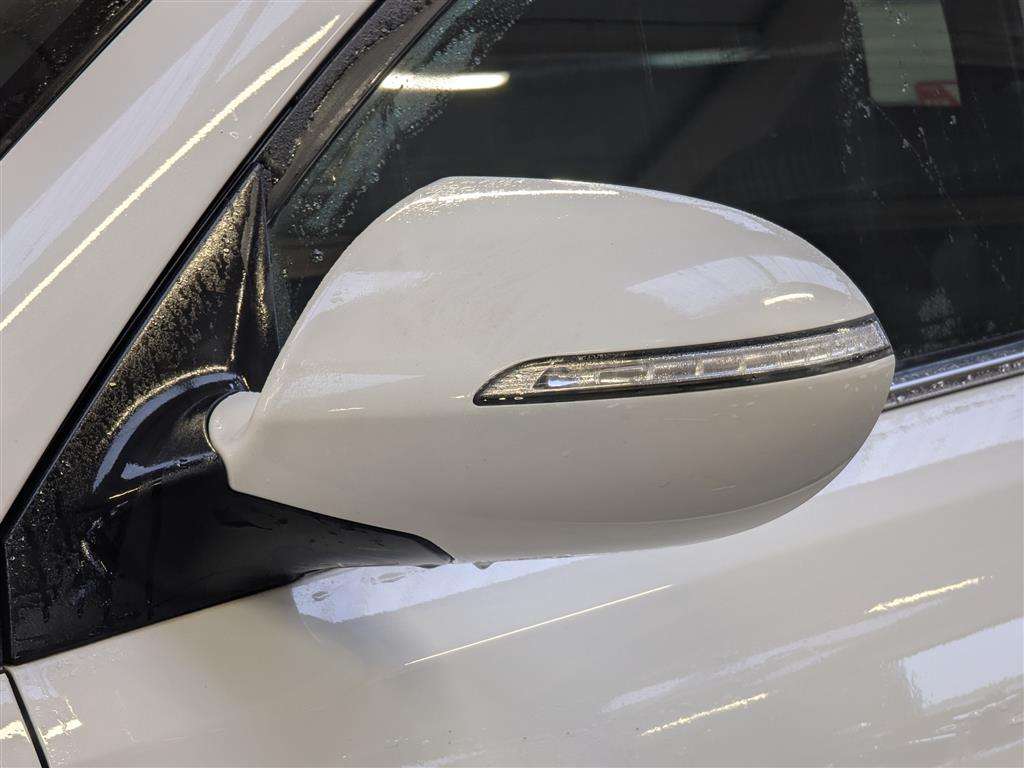 <p>2014 KIA SPORTAGE WHITE EDITION IS</p>