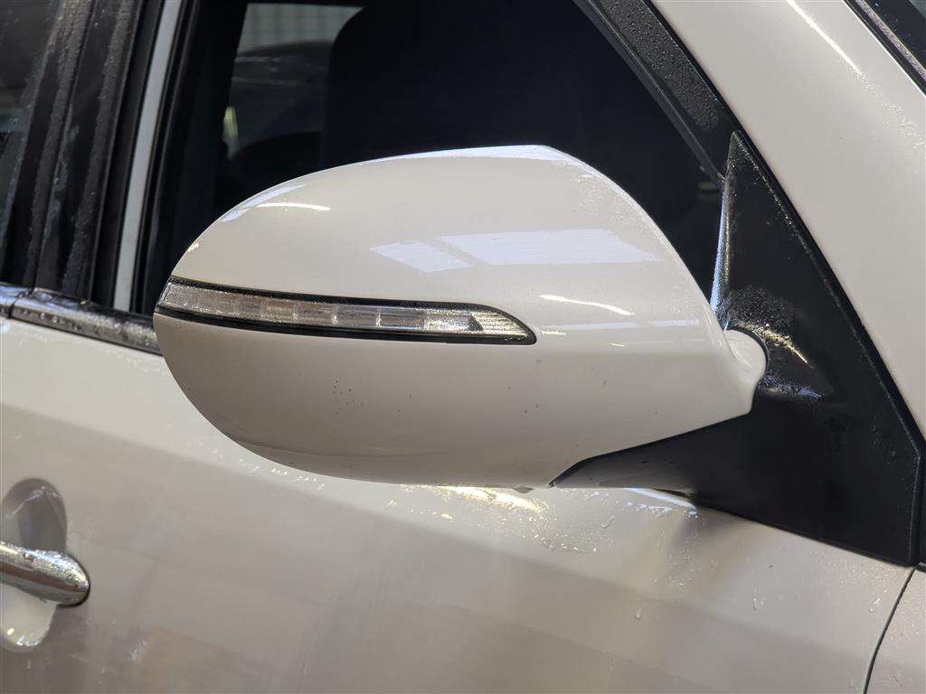 <p>2014 KIA SPORTAGE WHITE EDITION IS</p>