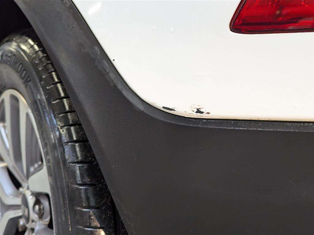 <p>2014 KIA SPORTAGE WHITE EDITION IS</p>