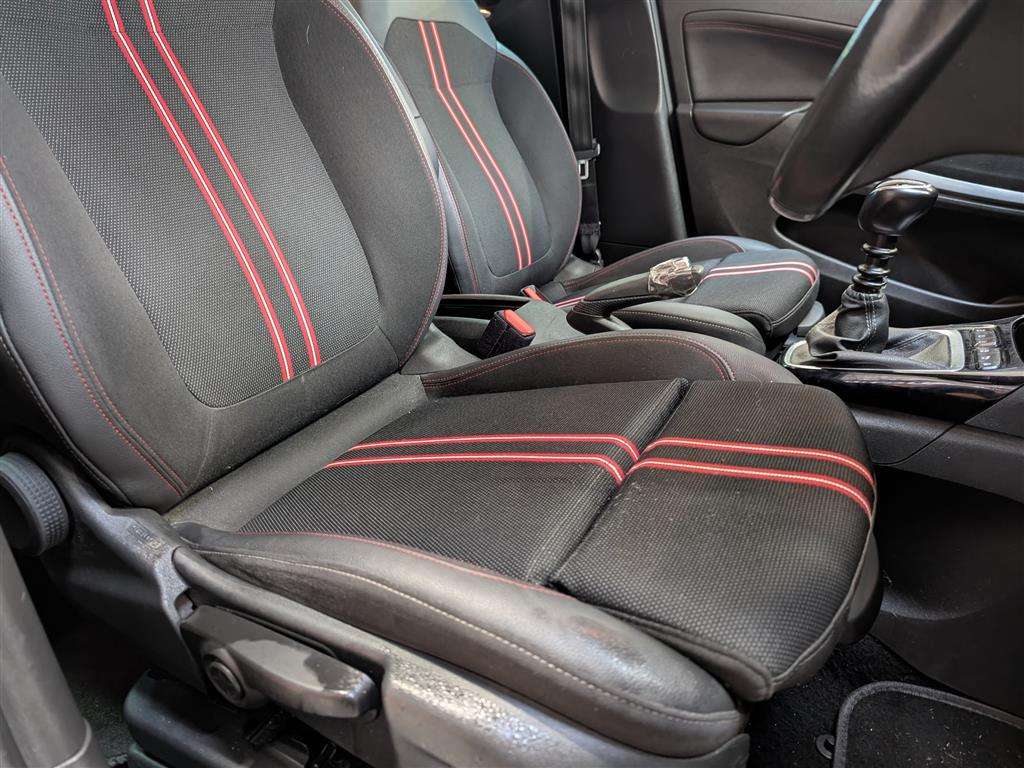 <p>2021 VAUXHALL CROSSLAND SRI NAV TURBO</p>