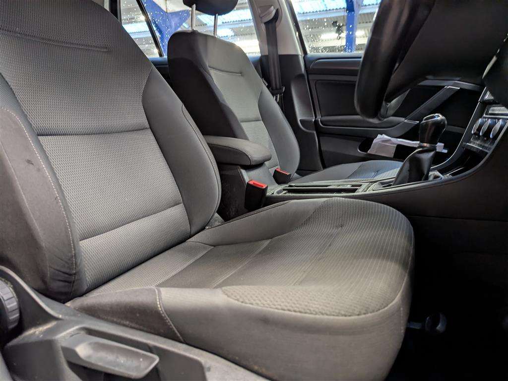 <p>2017 VOLKSWAGEN GOLF SE TDI BMT</p>