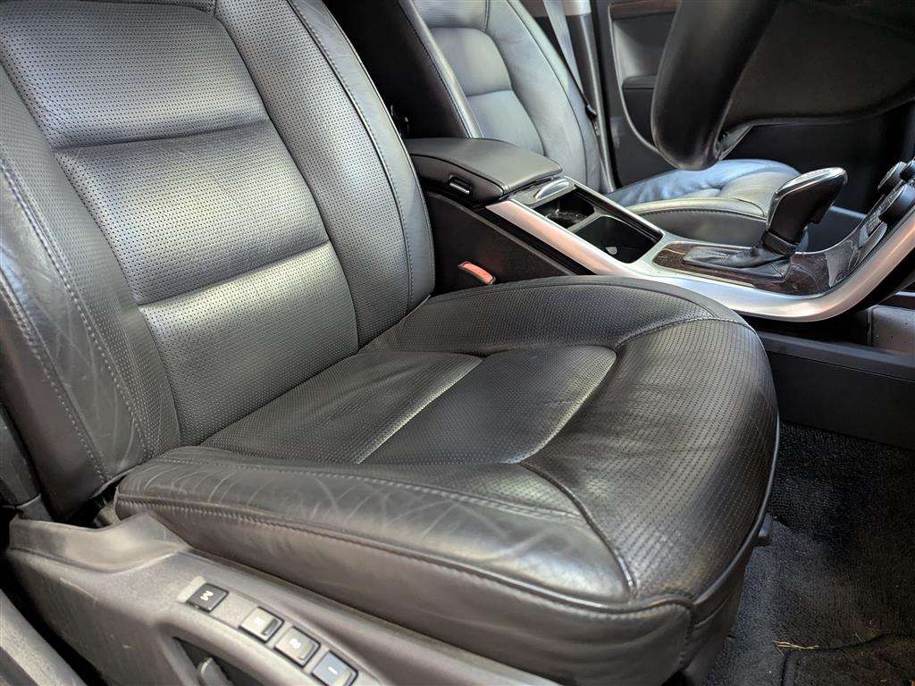 <p>2013 VOLVO V70 SE LUX T5 AUTO</p>