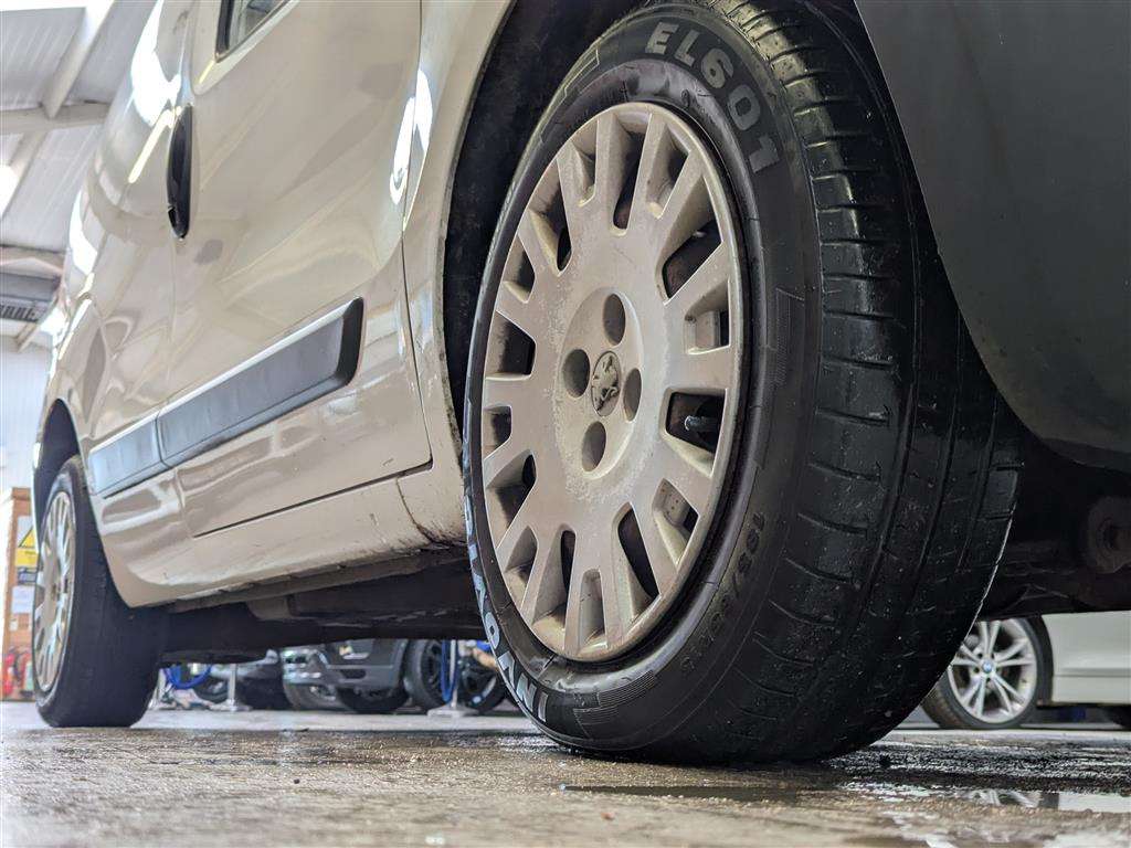 <p>2011 PEUGEOT BIPPER PROFESSIONAL HDI</p>