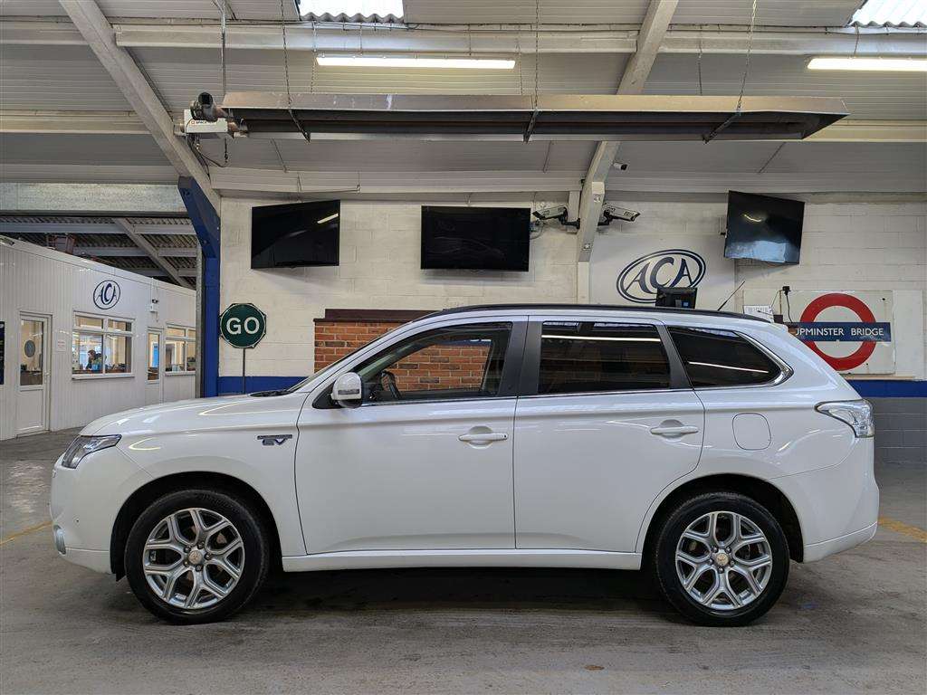 <p>2014 MITSUBISHI OUTLANDER GX 4HS PHEV AUTO</p>