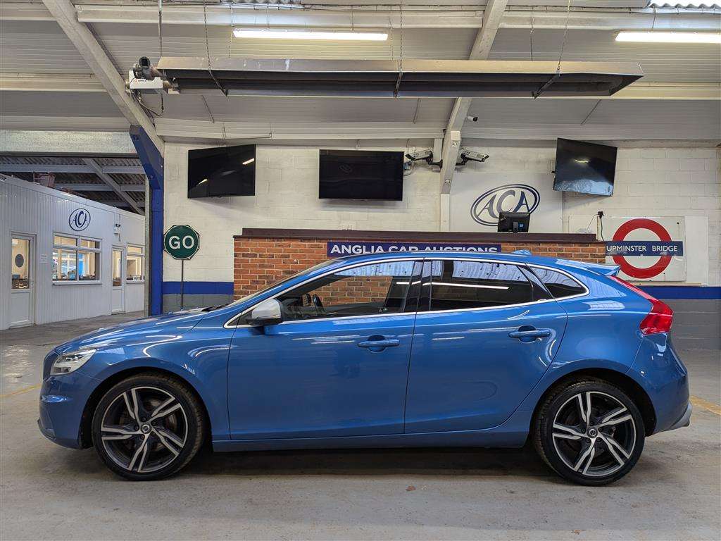 <p>2017 VOLVO V40 R-DESIGN PRO D4</p>