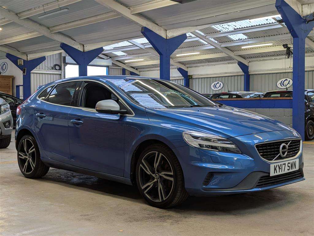 <p>2017 VOLVO V40 R-DESIGN PRO D4</p>