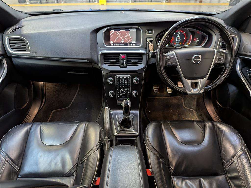 <p>2017 VOLVO V40 R-DESIGN PRO D4</p>