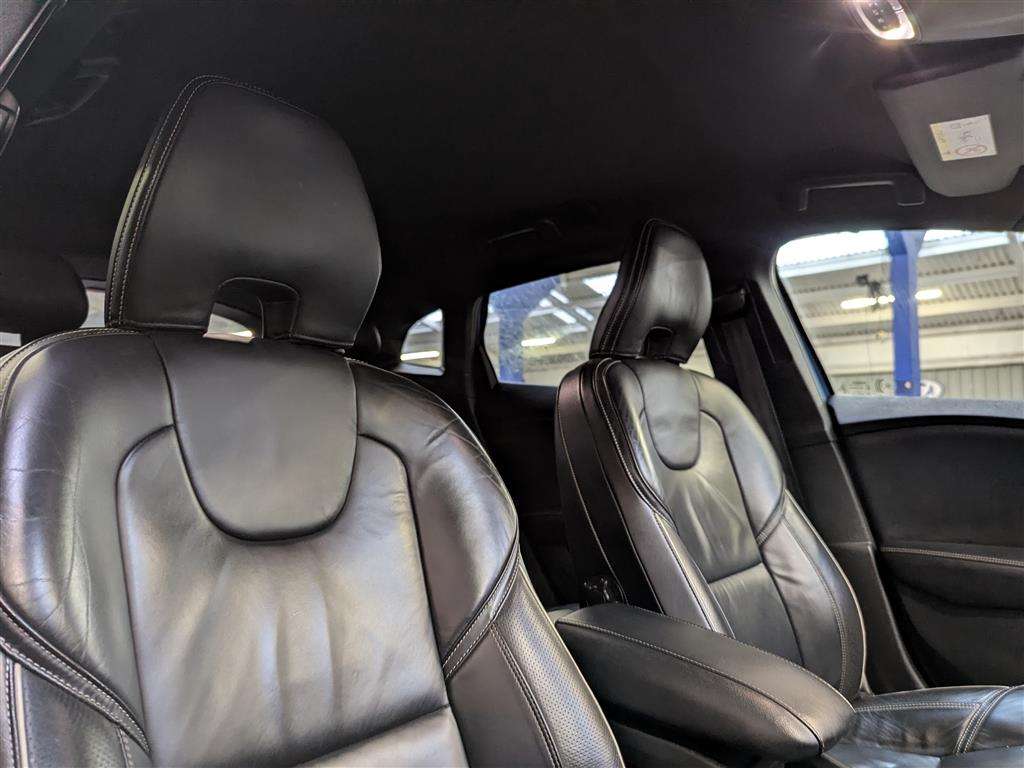 <p>2017 VOLVO V40 R-DESIGN PRO D4</p>