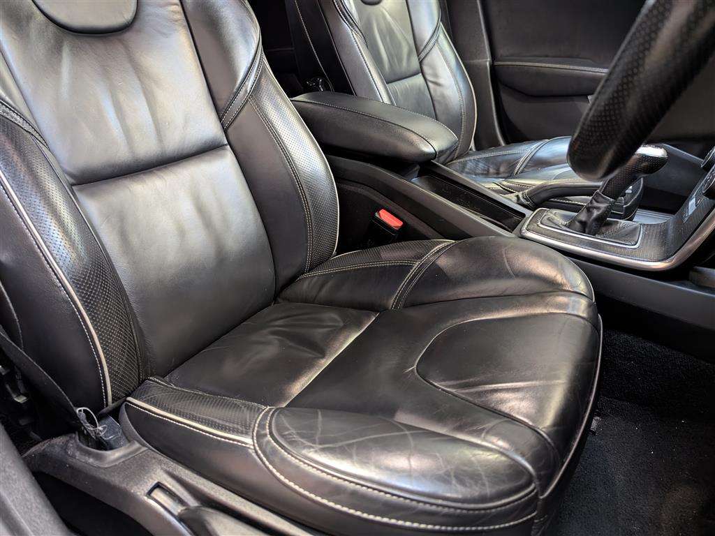 <p>2017 VOLVO V40 R-DESIGN PRO D4</p>