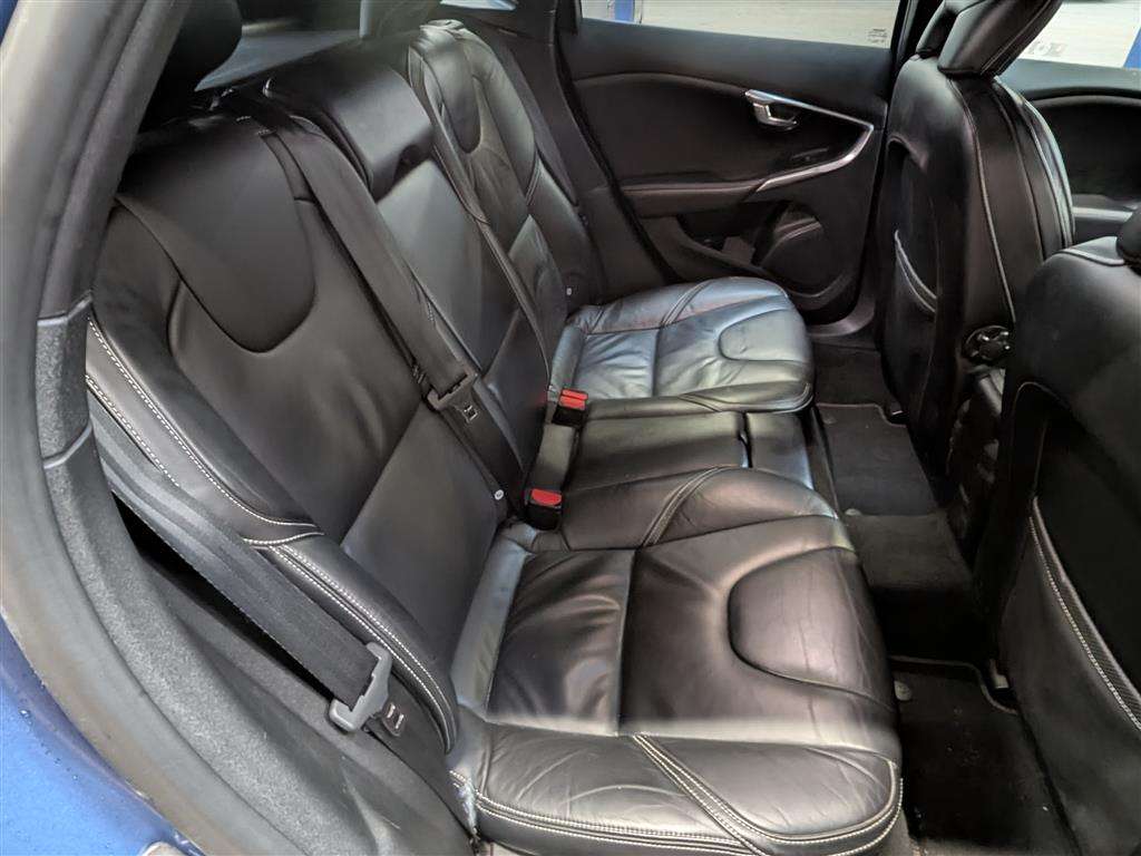 <p>2017 VOLVO V40 R-DESIGN PRO D4</p>