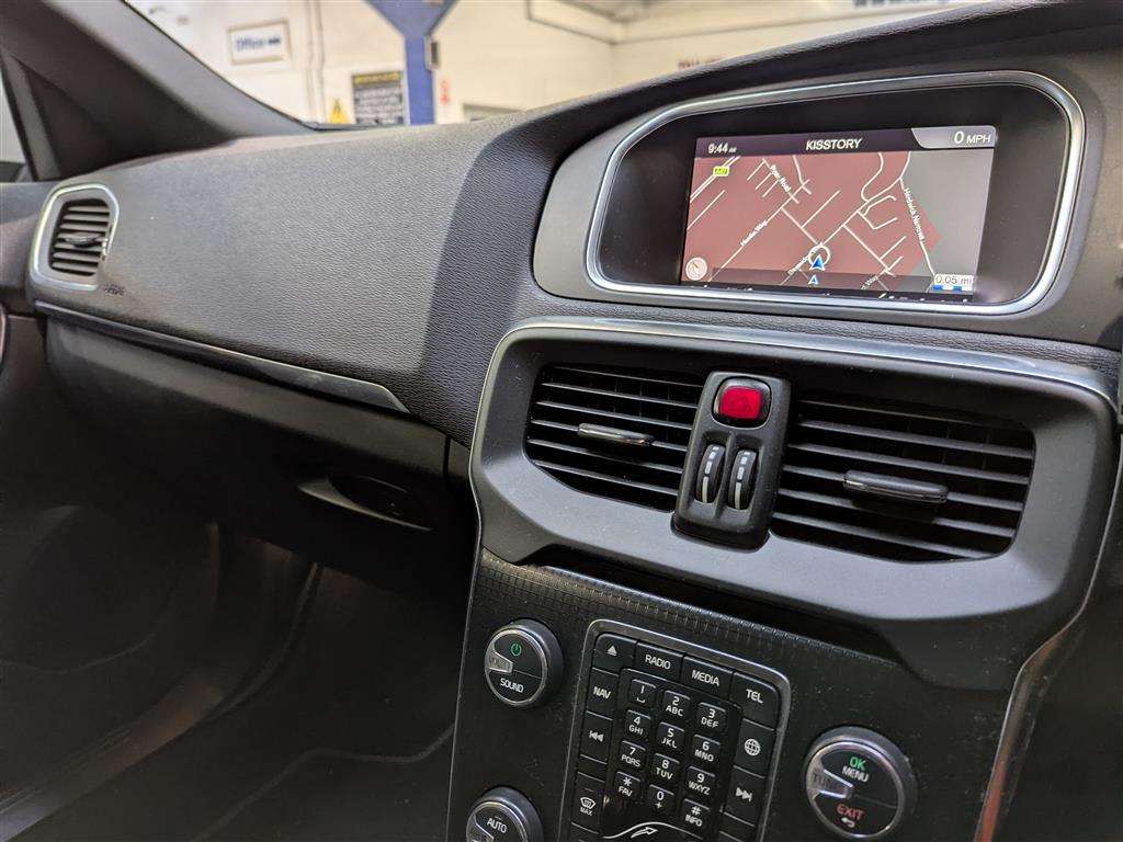 <p>2017 VOLVO V40 R-DESIGN PRO D4</p>