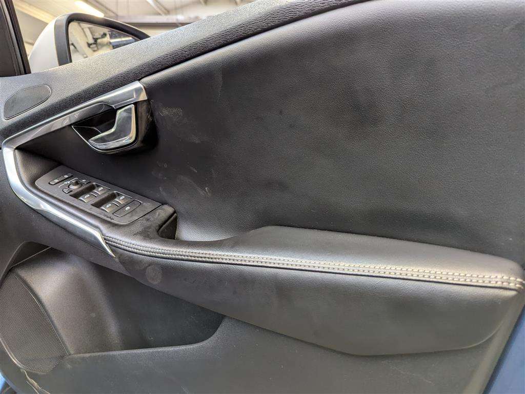 <p>2017 VOLVO V40 R-DESIGN PRO D4</p>