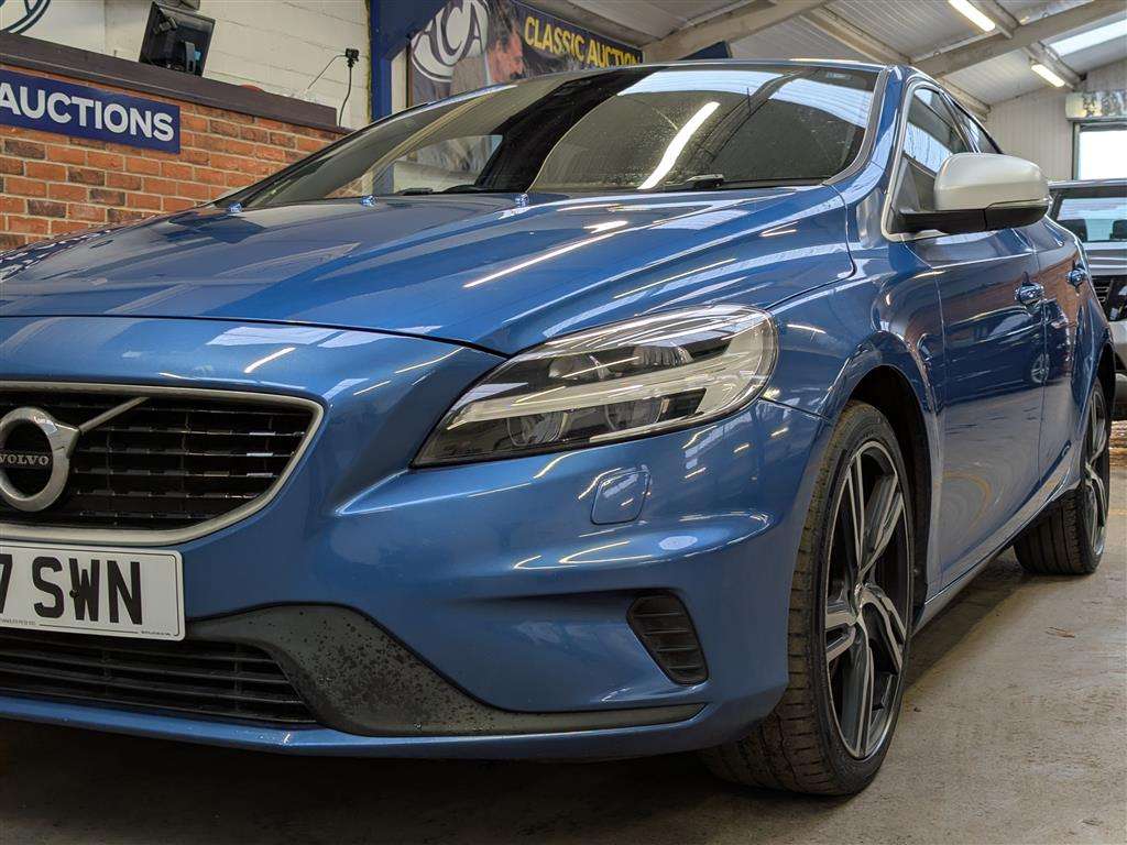 <p>2017 VOLVO V40 R-DESIGN PRO D4</p>