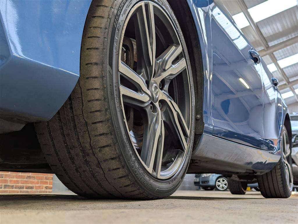 <p>2017 VOLVO V40 R-DESIGN PRO D4</p>