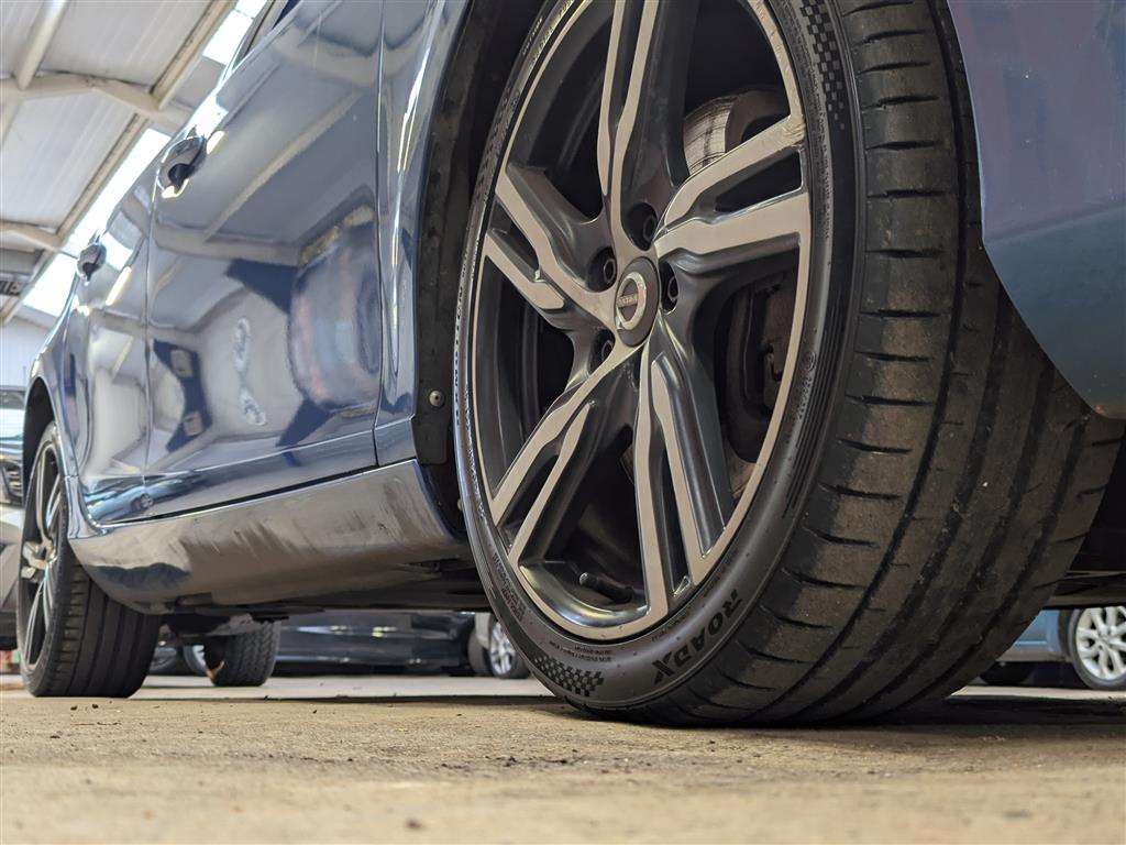 <p>2017 VOLVO V40 R-DESIGN PRO D4</p>