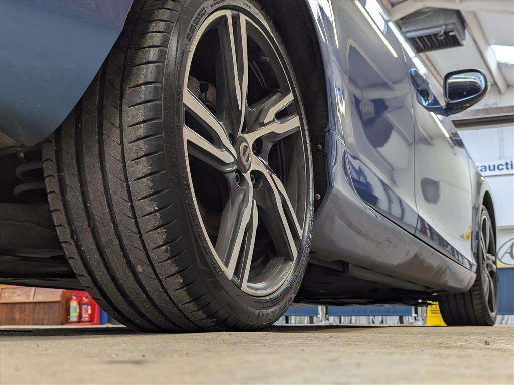 <p>2017 VOLVO V40 R-DESIGN PRO D4</p>