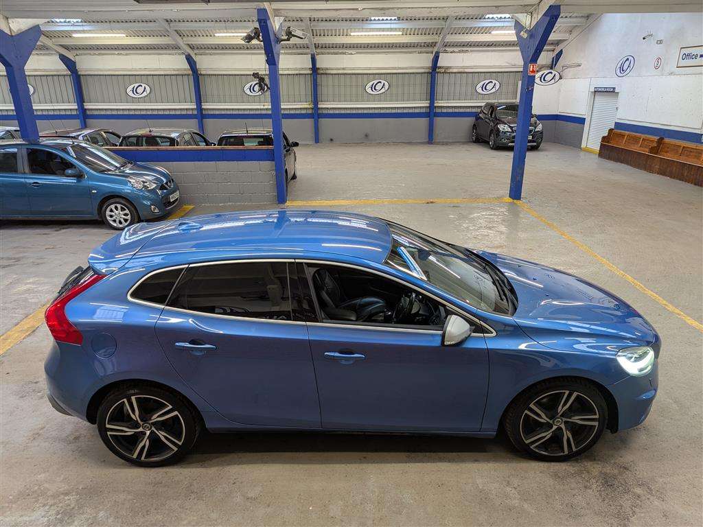 <p>2017 VOLVO V40 R-DESIGN PRO D4</p>