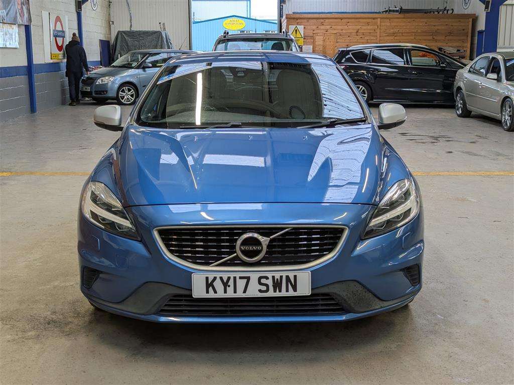 <p>2017 VOLVO V40 R-DESIGN PRO D4</p>