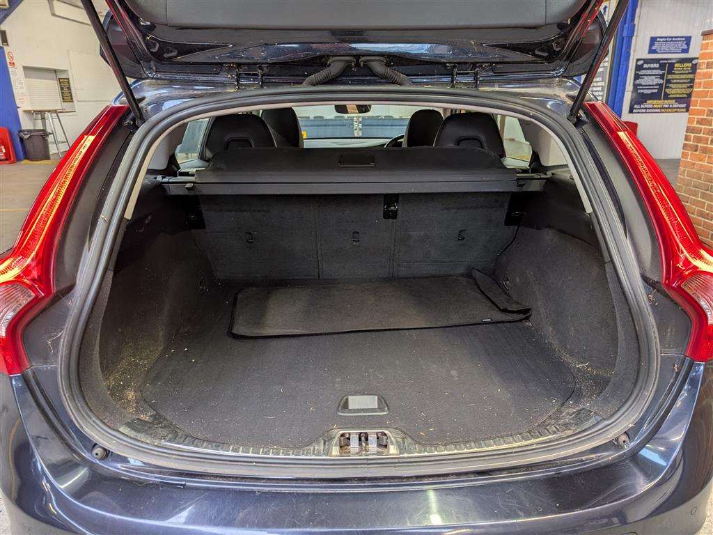 <p>2016 VOLVO V60 SE LUX NAV D4 AUTO</p>