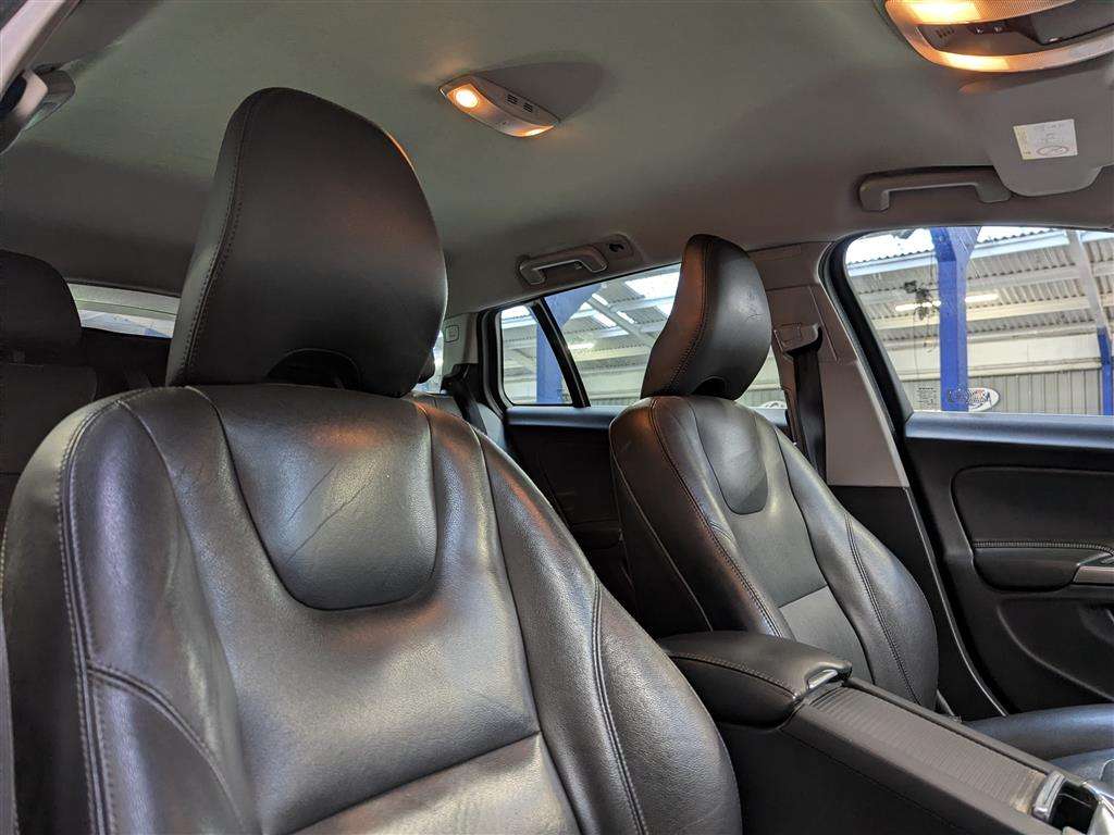 <p>2016 VOLVO V60 SE LUX NAV D4 AUTO</p>