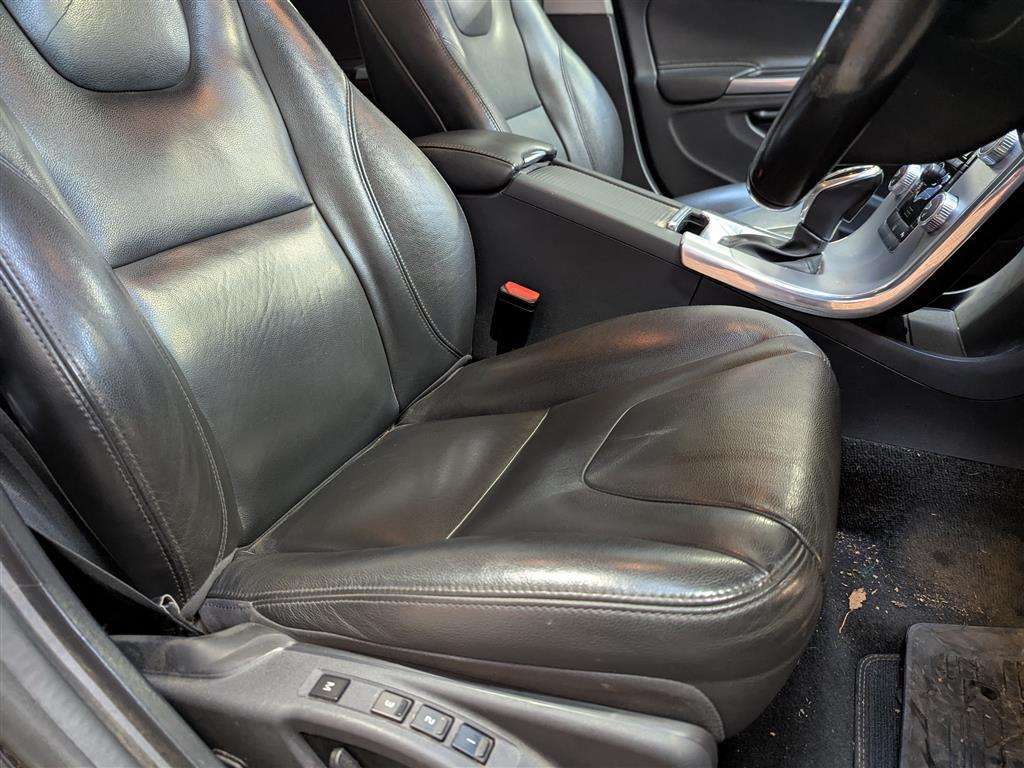 <p>2016 VOLVO V60 SE LUX NAV D4 AUTO</p>